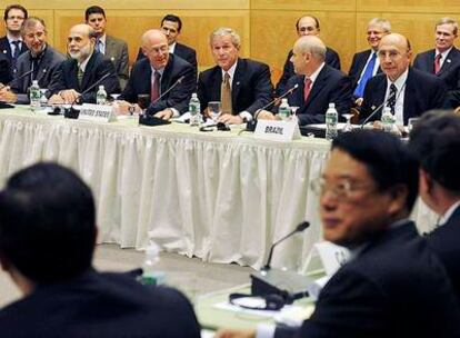 El presidente George W. Bush (en el centro) y el secretario del Tesoro, Henry Paulson (a su derecha), durante la reunión del G-20.