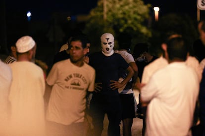 Varias personas se concentran en Torre Pacheco, esta madrugada.