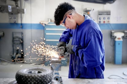 Un alumno de FP Básica en el instituto público Montesclaros de Reinosa, en Cantabria, a principios de abril.