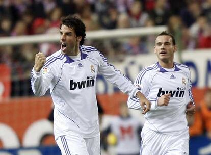 Van Nistelrooy celebra su gol, el segundo del Madrid, con Sneijder.