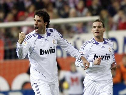 Van Nistelrooy celebra su gol, el segundo del Madrid, con Sneijder.