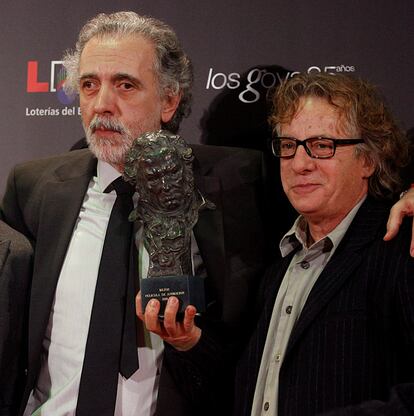 El realizador Fernando Trueba y el dibujante Javier Mariscal posan con el Goya a la mejor "Película de animación", por su trabajo <i>Chico y Rita</i>, durante la ceremonia de entrega de los Premios Goya en su XXV edición, que se celebra esta noche en el Teatro Real de Madrid.