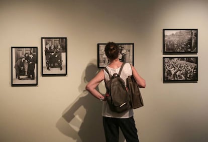 Una mujer observa una fotografía en la exposición 'Un impulso extraño' de la Casa Árabe.