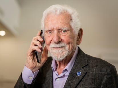 Entrevista con Martin Cooper, ayer, en el Mobile World Congress, en Barcelona.