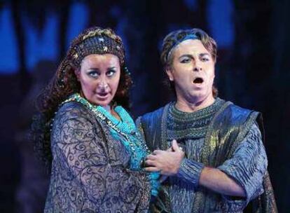 Micaela Carosi y Roberto Alagna, durante la representación de la ópera <i>Aida</i> en el Liceo.