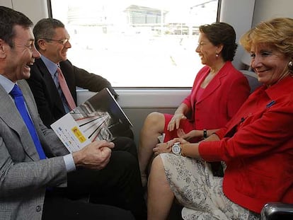 Tomás Gómez, Alberto Ruiz-Gallardón, Magdalena Álvarez y Esperanza Aguirre, durante la inauguración del nuevo <i>túnel de la risa.</i>