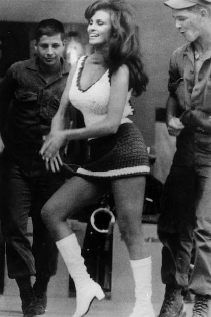 Mientras tanto, Raquel Welch visitaba a las tropas en Vietnam.