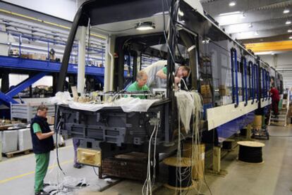 Tres empleados de Skoda trabajan en la fabricación de un tranvía en la fábrica de la empresa en Pilsen (República Checa).