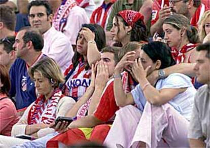 La hinchada del Atlético, tras el desenlace de la jornada.