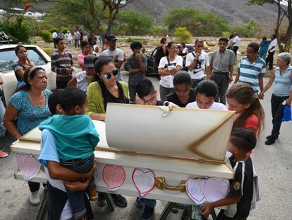 Entierro de Erick Altuve, niño venezolano fallecido de cáncer mientras esperaba un transplante de médula ósea, el pasado jueves en Caracas.