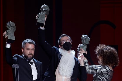 Sarai Rodríguez, Benjamín Pérez y Nacho Díaz reciben el Goya a la Mejor Peluquería y Maquillaje por su trabajo en 'Las leyes de la frontera'.