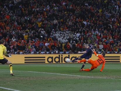 Iniesta marca el gol de la victoria en la final del Mundial 2010 contra Holanda.