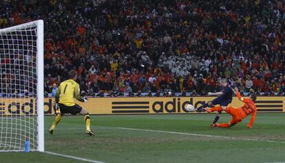 Iniesta marca el gol de la victoria en la final del Mundial 2010 contra Holanda.