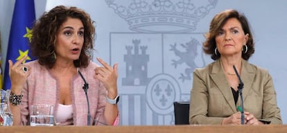 La vicepresidenta del Gobierno y ministra de Igualdad en funciones, Carmen Calvo (a la derecha), y la ministra de Hacienda, María Jesús Montero.