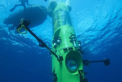 El sumergible Deepsea Challenger inicia su primera inmersión de prueba de 4 km frente a la costa de Papúa-Nueva Guinea, en una imagen proporcionada por la National Geographic Society.