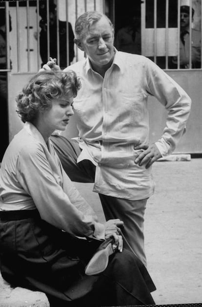 Alec Guinness observa a Maureen O'Hara durante el rodaje de 'Nuestro hombre en La Habana'.