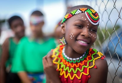 Las muchachas llevan un traje tradicional que incluye joyas de cuentas de colores y una falda. El pecho va al descubierto. También usan tobilleras, brazaletes, collares y fajas coloridas. Cada faja tiene apéndices de un color diferente, que indican si la niña está prometida.