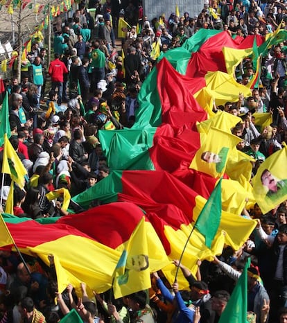 Cientos de kurdos celebran el Año Nuevo Persa en la ciudad de Diyarbakir (Turquía) y el alto el fuego anunciado por el encarcelado líder de la guerrilla kurda PKK, Abdullah Öcalan.