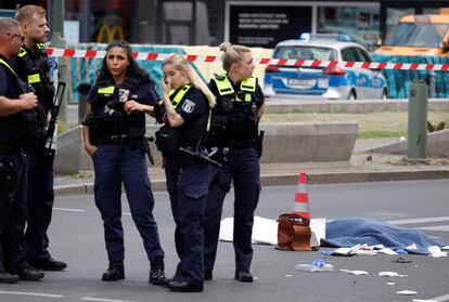 El atropello de Berlín se ha producido hacia las diez y media de la mañana de este miércoles. En la imagen, varios policías permanecen junto al cuerpo sin vida de la profesora de 51 años muerta. 