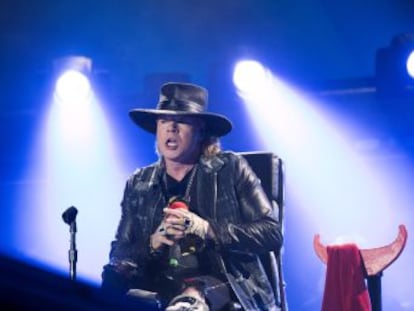 Líder do Guns N  Roses toma o microfone com a banda australiana pela primeira vez e faz show em uma cadeira de rodas