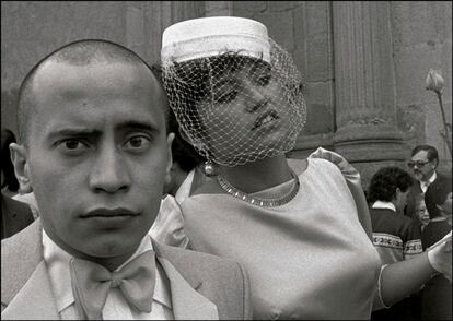 'Boda en Coyoacán' (1983). La Colección de Anna Gamazo de Abelló es, a juicio de la organización de PhotoEspaña, una de las mejores de Europa de fotografía latinoamericana. Con sus fondos se ha montado una muestra que cuenta la efervescencia política y social del continente.