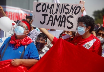 Participantes en el acto organizado este sábado en Lima por Rafael López Aliaga contra Pedro Castillo.