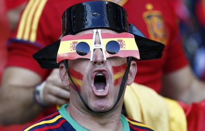 Un aficionado español en el estadio Allianz Riviera de Niza.