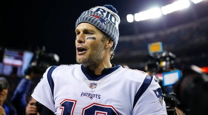 Brady durante un partido con Denver.