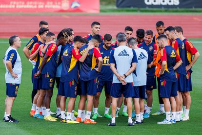 Luis Enrique, de espaldas en el centro, da instrucciones a los jugadores durante el entrenamiento de la selección española de fútbol en la Ciudad del Futbol de Las Rozas.