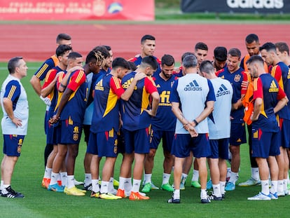 Luis Enrique, de espaldas en el centro, da instrucciones a los jugadores durante el entrenamiento de la selección española de fútbol en la Ciudad del Futbol de Las Rozas.