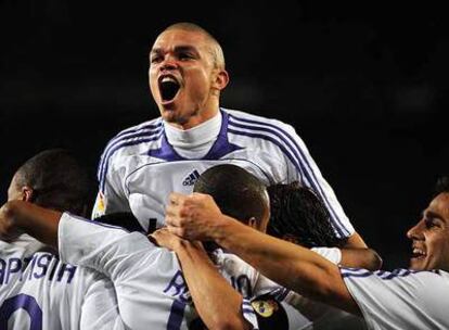 Los jugadores del Madrid, con Pepe en lo más alto, celebran el gol de Baptista.