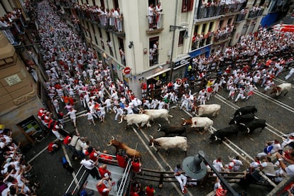 Los toros de la ganadería Puerto de San Lorenzo, que han protagonizado el encierro de la mañana, serán lidiados en la tarde de este domingo por los diestros Emilio de Justo, Alberto López Simón y Ginés Marín.