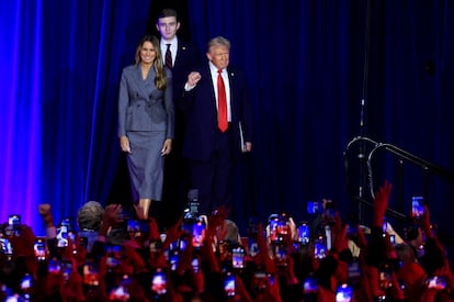 Seguidores de Trump fotografían con sus móviles al candidato republicano en Palm Beach, Florida. 