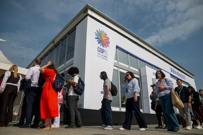 Varias personas hacen fila a la entrada de la Zona Azul de la COP16, en Cali, el 29 de octubre de 2024.