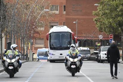 Llegada del autobús del Real Madrid al hotel Sofía de Barcelona.