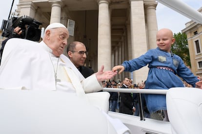 El papa Francisco, saluda a una niña en la plaza de San Pedro este domingo.
