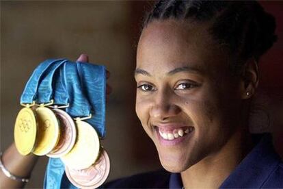 Marion Jones muestra sus medallas tras los Juegos de Sidney 2000.