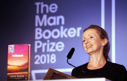 La escritora Anna Burns sonríe tras ganar el Man Booker Prize.