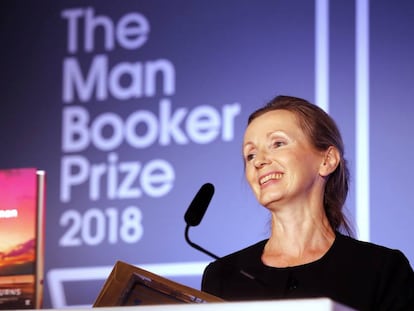 La escritora Anna Burns sonríe tras ganar el Man Booker Prize.