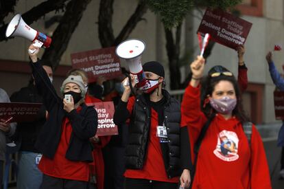 Varias enfermeras se manifiestan en San Francisco (California) el 10 de noviembre en demanda de aumentos salariales y seguridad en el trabajo.