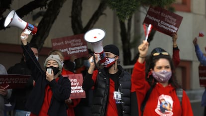 Enfermeiras protestam em San Francisco, Califórnia, no dia 10, reivindicando aumento salarial e segurança no trabalho.