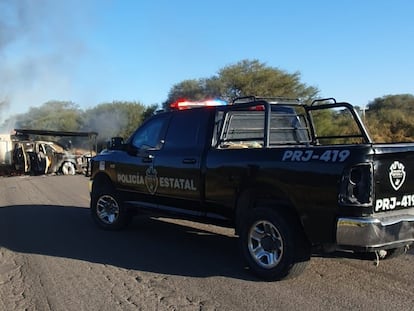 Un agente de la policía estatal en el lugar donde fueron emboscados elementos del Ejército, en Teocaltiche, este domingo.