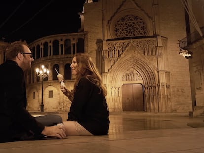 Luke Eve y María Albiñana, en una imagen de 'Recancelled' rodada en la plaza de la Virgen de Valencia.