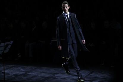 Lo que ve sobre el traje se llama 'warmer' y dice Dior Homme que es la prenda clave del invierno que viene