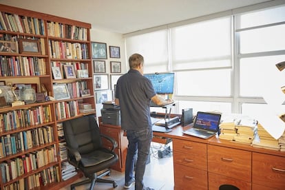 Andrés Oppenheimer, en el estudio de su casa en Miami. Siempre escribe de pie.