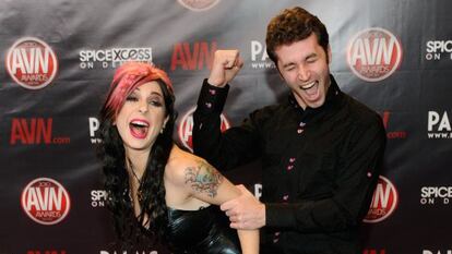 James Deen, junto a la actriz porno Joanna Angel, en la 27ª edición de los Premios Adult Video News en 2010, celebrada en Las Vegas.