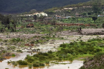 Parte do terreno de Bento Rodrigues está começando a alagar com a construção de um novo dique entre o povoado e o Rio Gualaxo. 