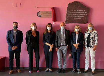 De izquierda a derecha, Antonio M. Rodríguez, María Antonia Herrero (UCLM), Sonsoles Martín de Santamaría, Antonio Echavarren (RSEQ) y Pilar Goya, Nineta Hrastelj (EuChemS), bajo la placa conmemorativa de Almadén.