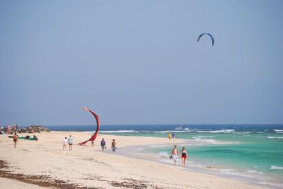 Corralejo, Fuerteventura. Esta isla está repleta de playas estupendas para practicar el surf y sus arenas son lugar de reposo habitual de una potente comunidad internacional. Para estar al día de sus cuitas, se puede acudir a alguna de las escuelas de Corralejo, villa canaria tradicional en cuyas inmediaciones se ocultan, además, bastantes lugares donde probar la propia pericia y rincones naturales perfectos para olvidarse de todo. 