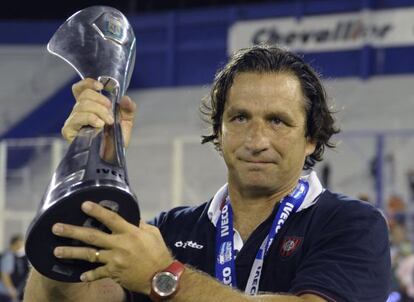 Juan Antonio Pizzi levanta la copa tras ganar el Inicial con el San Lorenzo.